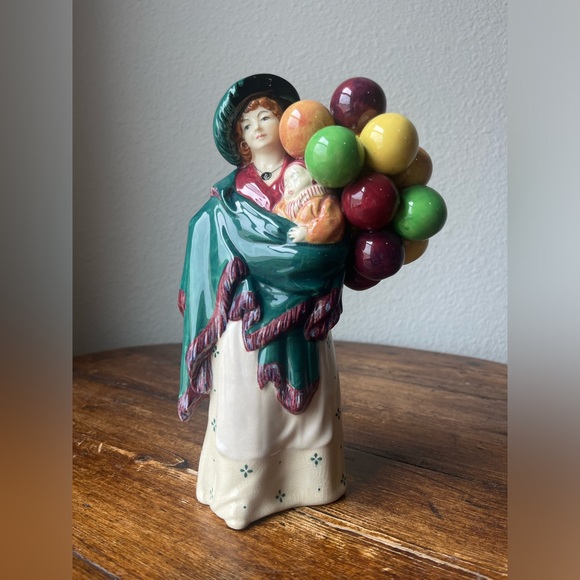 Royal Doulton HN583 “The Balloon Seller” Figurine - Picture 3 of 11